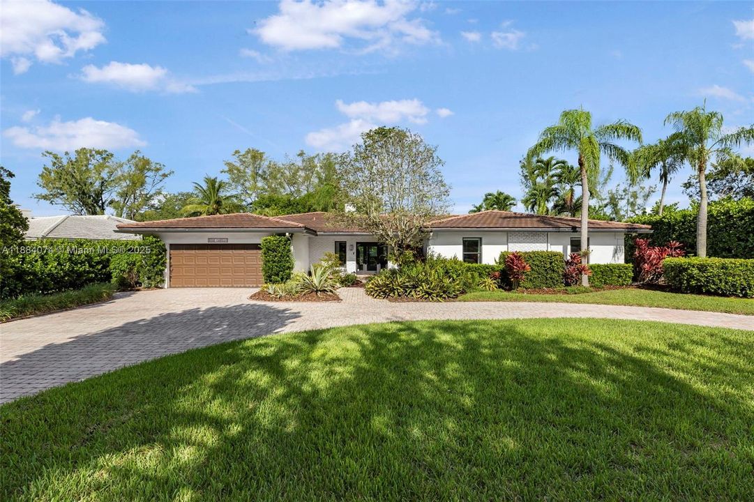 Под контрактом: $2,998,000 (4 спален, 3 ванн, 3080 Квадратных фут)