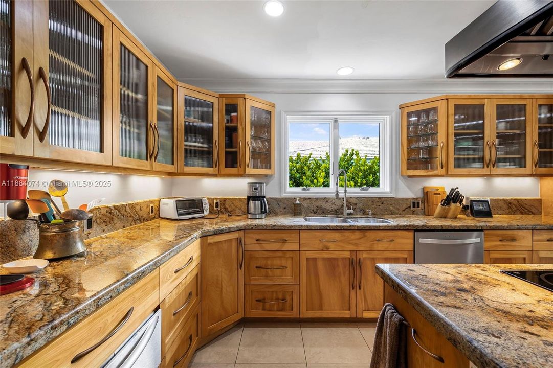 Под контрактом: $2,998,000 (4 спален, 3 ванн, 3080 Квадратных фут)