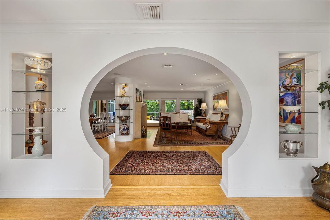 Под контрактом: $2,998,000 (4 спален, 3 ванн, 3080 Квадратных фут)