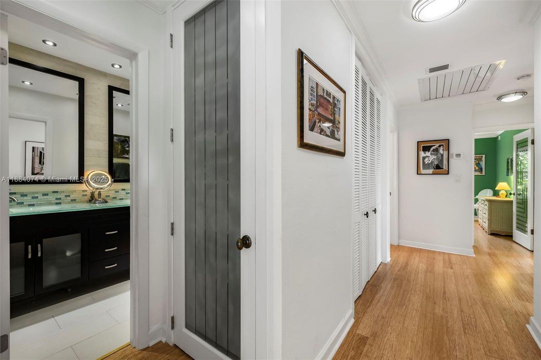 Под контрактом: $2,998,000 (4 спален, 3 ванн, 3080 Квадратных фут)