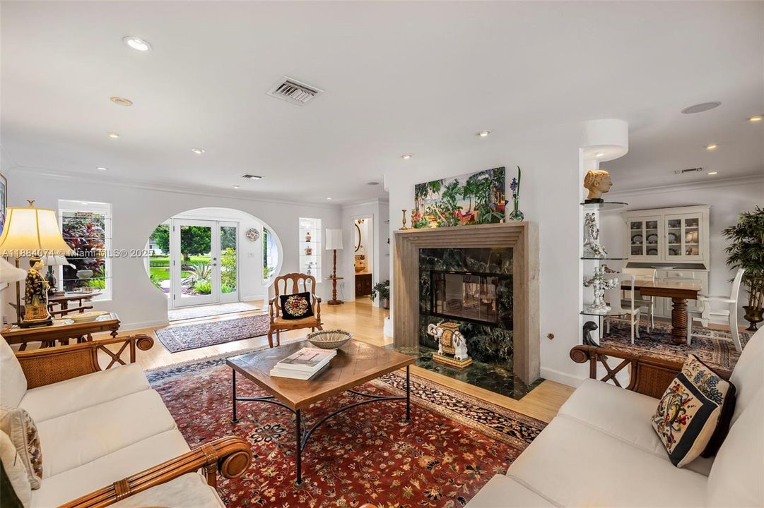 Под контрактом: $2,998,000 (4 спален, 3 ванн, 3080 Квадратных фут)