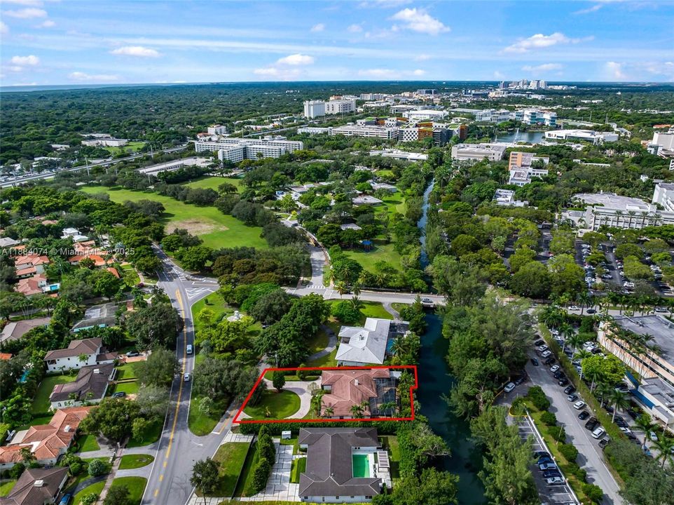 Под контрактом: $2,998,000 (4 спален, 3 ванн, 3080 Квадратных фут)