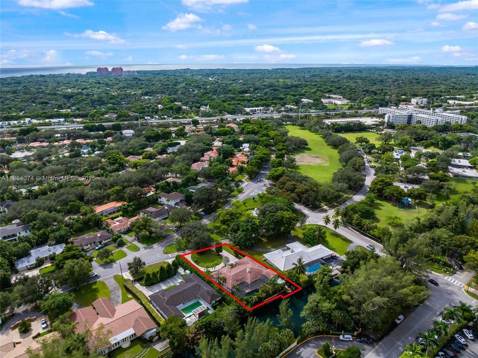 Под контрактом: $2,998,000 (4 спален, 3 ванн, 3080 Квадратных фут)