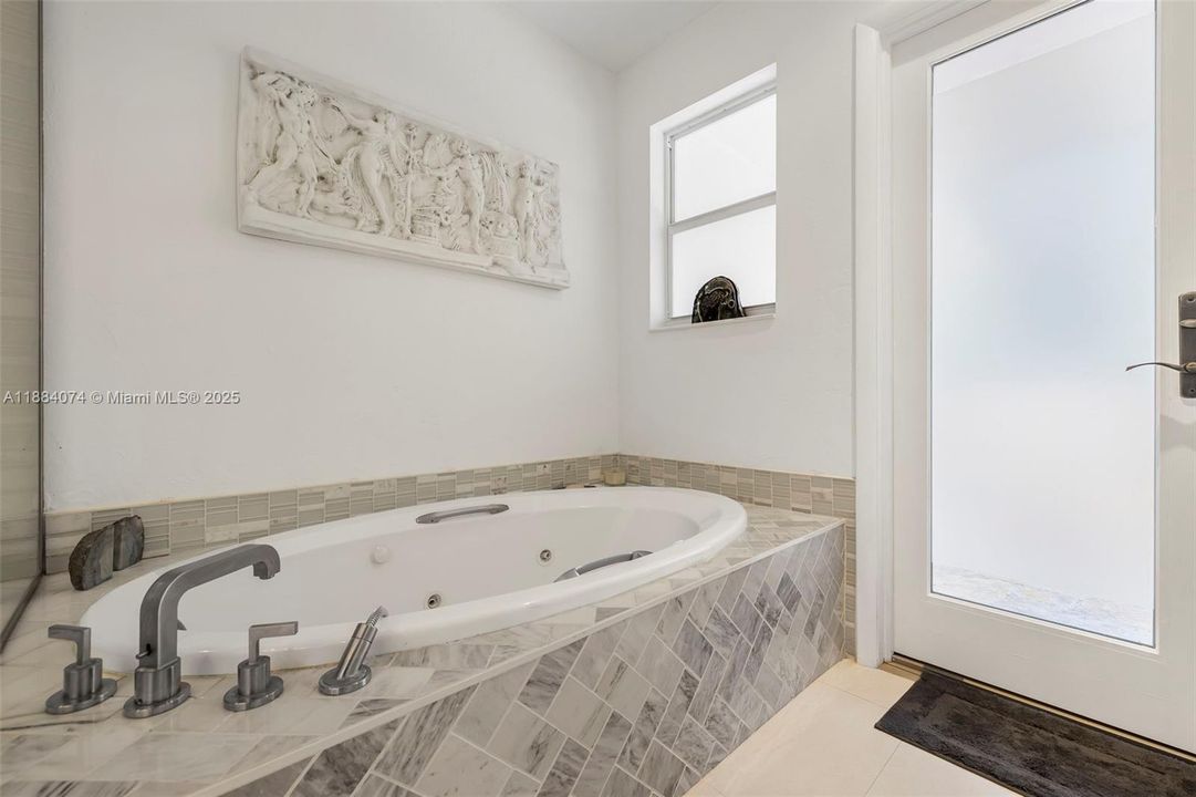 Под контрактом: $2,998,000 (4 спален, 3 ванн, 3080 Квадратных фут)