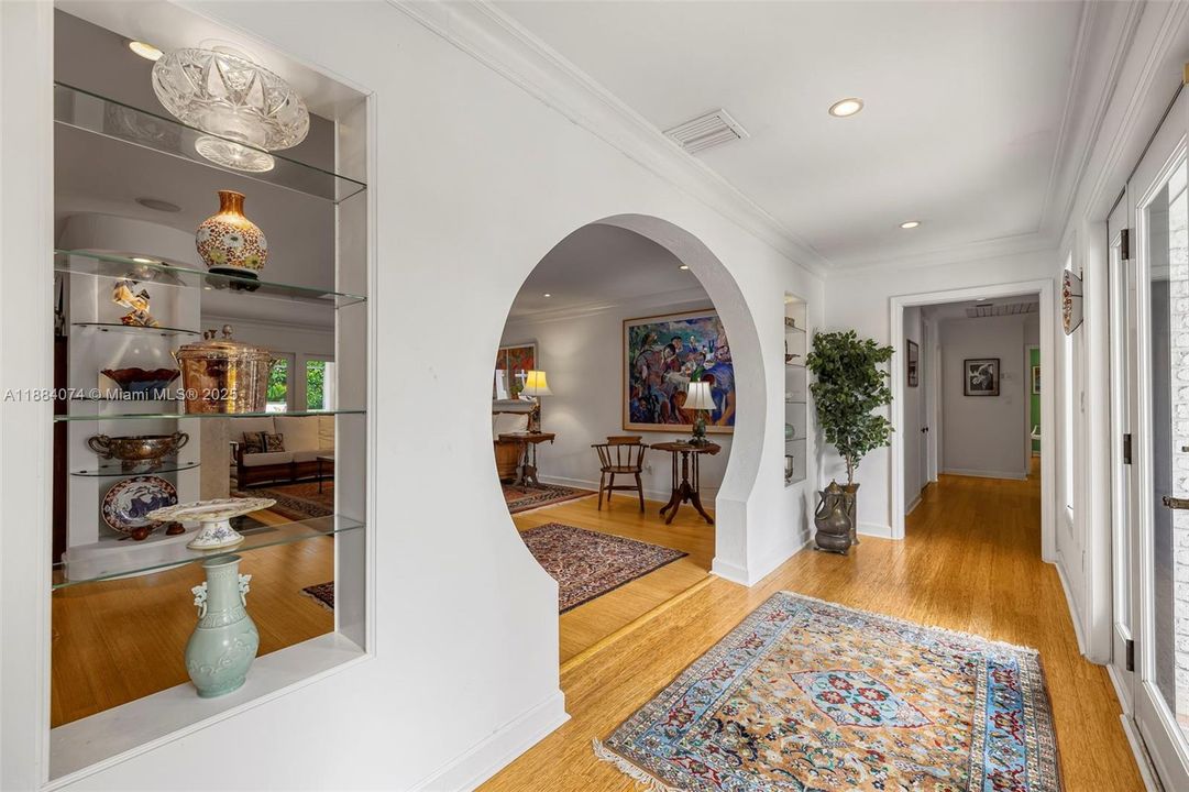 Под контрактом: $2,998,000 (4 спален, 3 ванн, 3080 Квадратных фут)