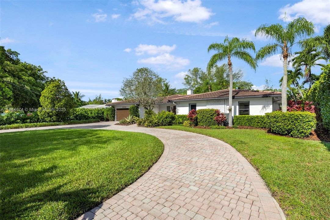 Под контрактом: $2,998,000 (4 спален, 3 ванн, 3080 Квадратных фут)