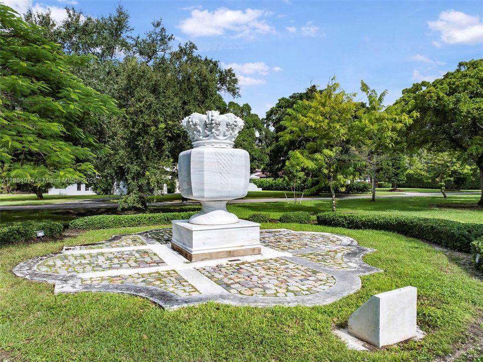 Под контрактом: $2,998,000 (4 спален, 3 ванн, 3080 Квадратных фут)