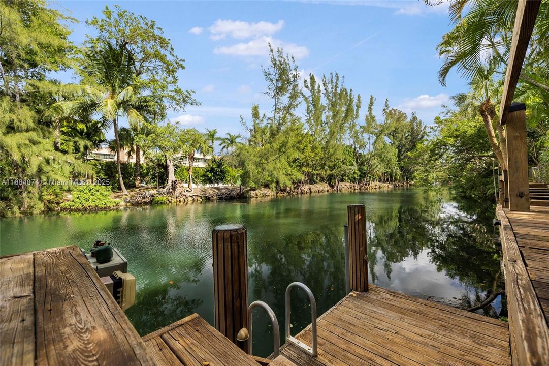 Под контрактом: $2,998,000 (4 спален, 3 ванн, 3080 Квадратных фут)