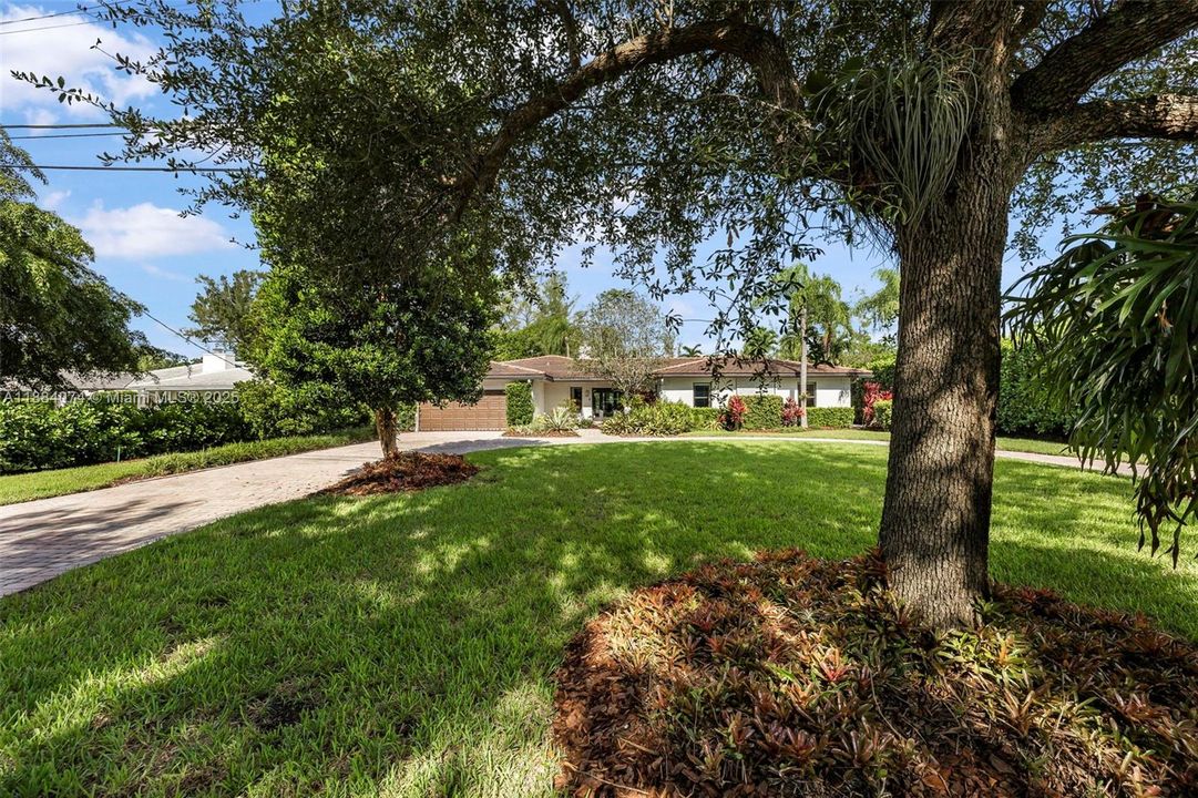 Под контрактом: $2,998,000 (4 спален, 3 ванн, 3080 Квадратных фут)