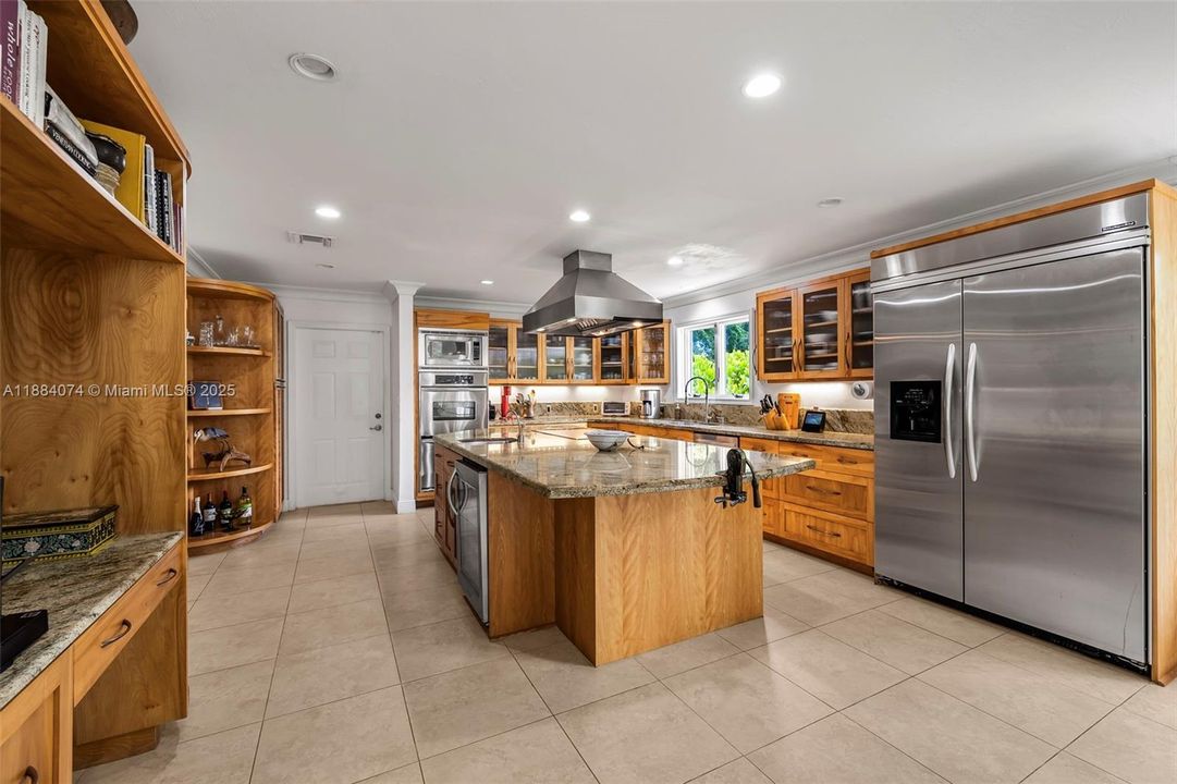 Под контрактом: $2,998,000 (4 спален, 3 ванн, 3080 Квадратных фут)