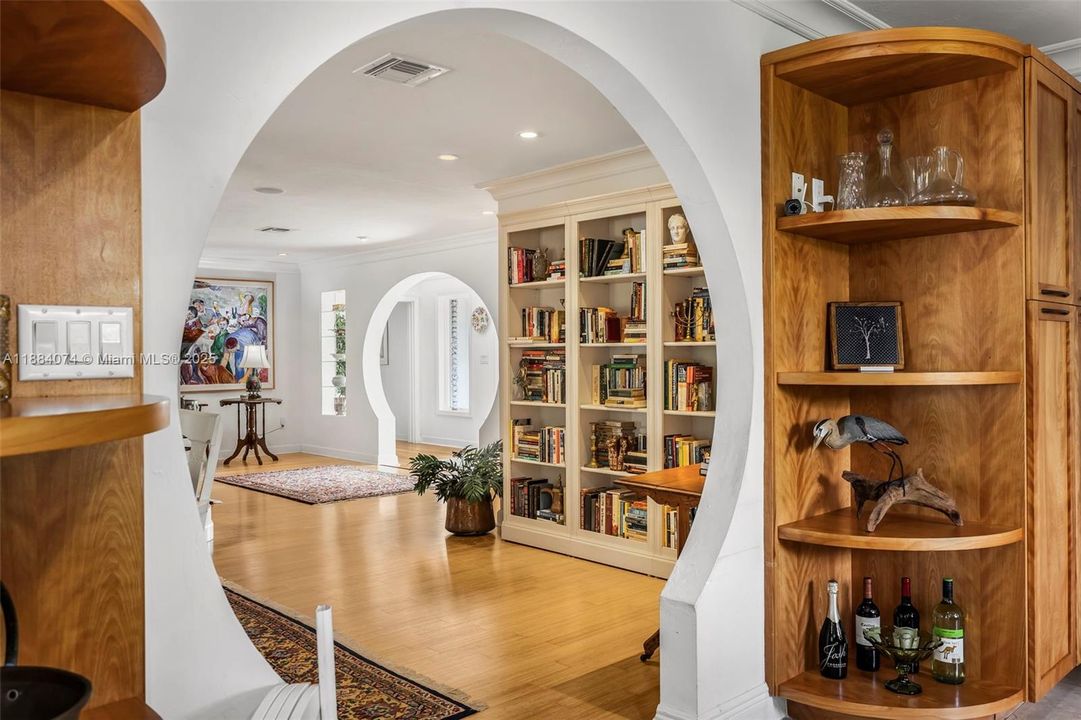 Под контрактом: $2,998,000 (4 спален, 3 ванн, 3080 Квадратных фут)