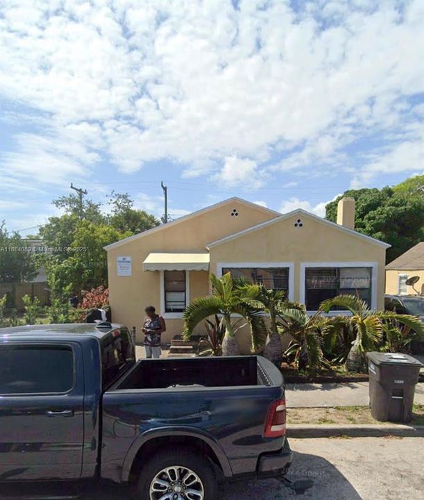 合同活跃: $299,000 (4 贝兹, 2 浴室, 1484 平方英尺)