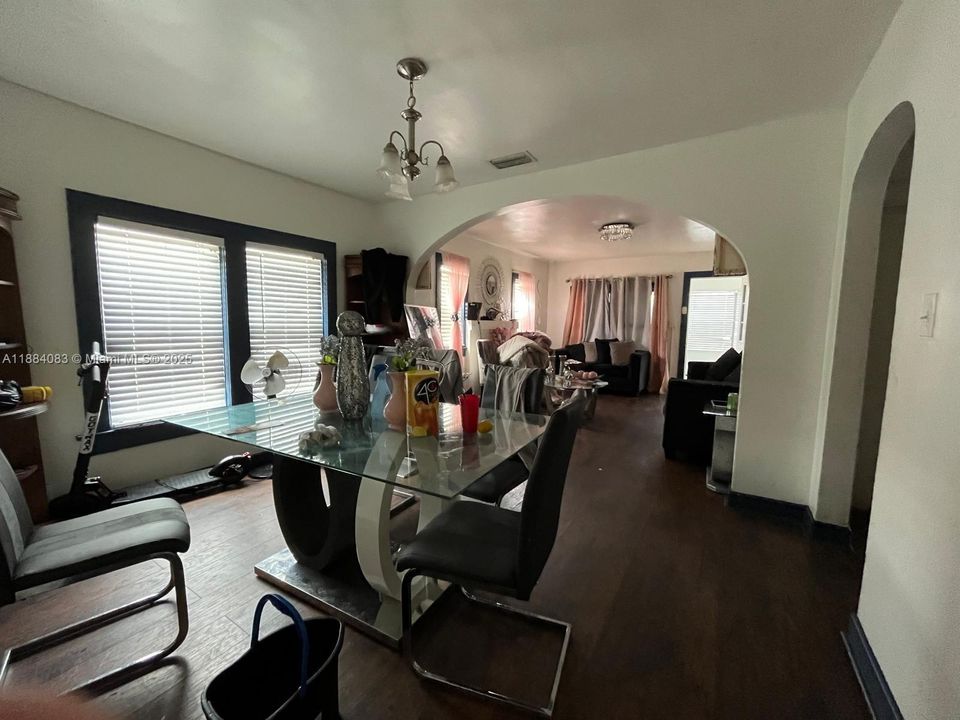 合同活跃: $299,000 (4 贝兹, 2 浴室, 1484 平方英尺)