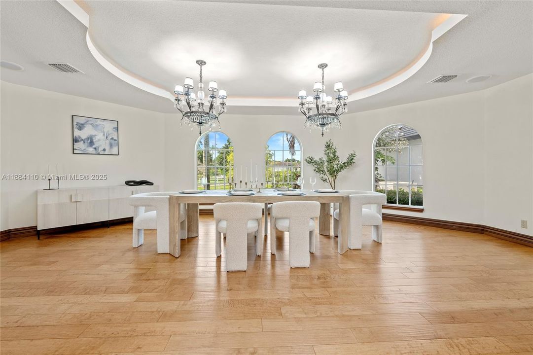 Active With Contract: $2,650,000 (4 beds, 5 baths, 5965 Square Feet)