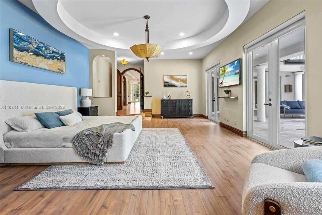 Active With Contract: $2,650,000 (4 beds, 5 baths, 5965 Square Feet)