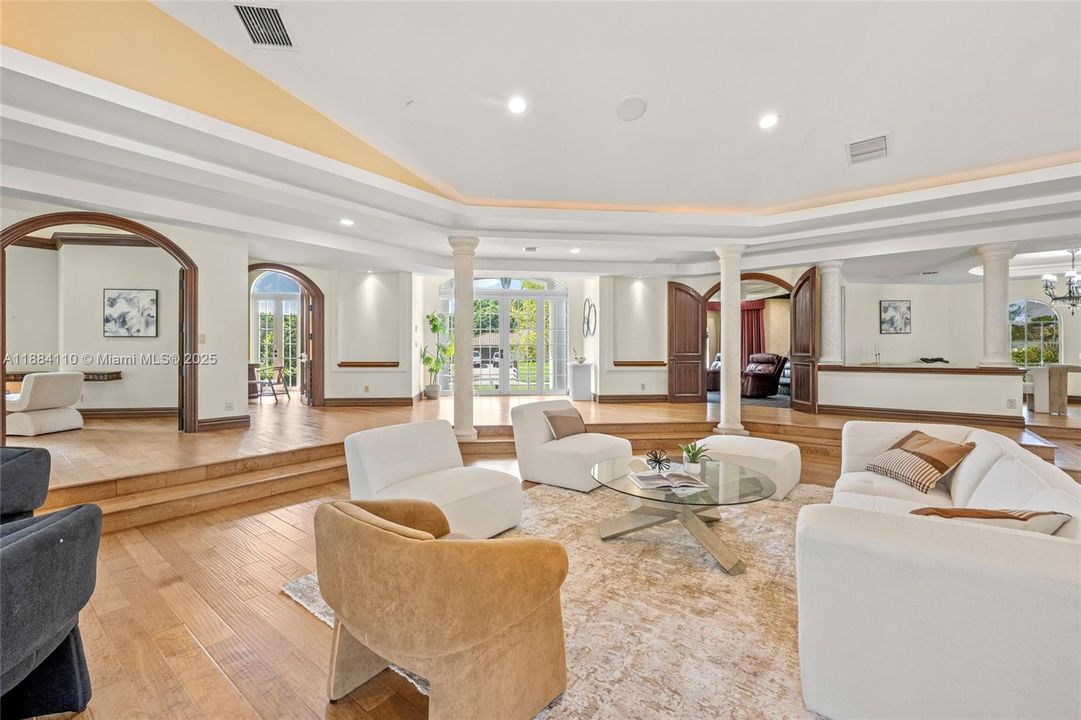 Active With Contract: $2,650,000 (4 beds, 5 baths, 5965 Square Feet)