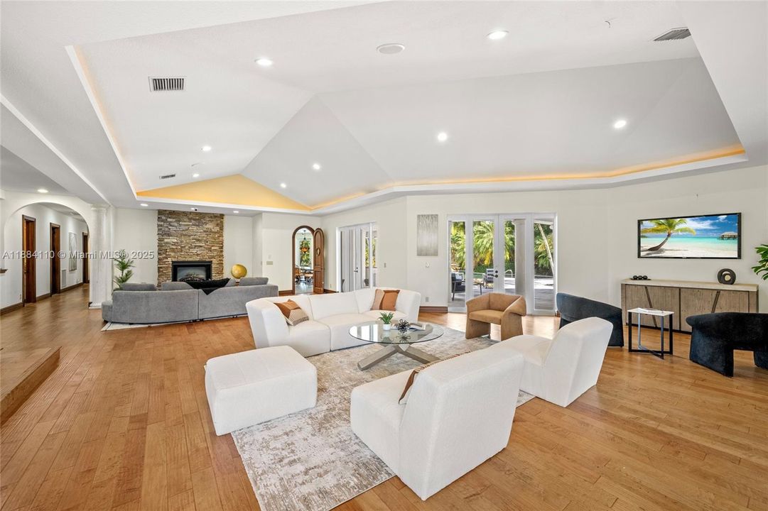 Active With Contract: $2,650,000 (4 beds, 5 baths, 5965 Square Feet)