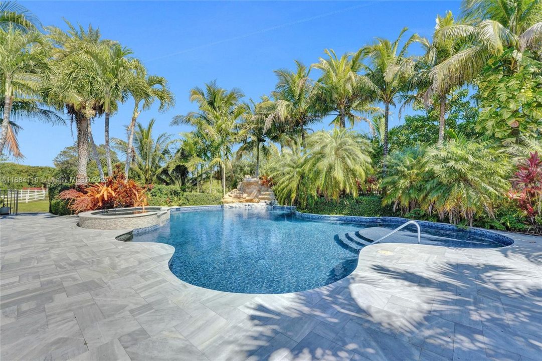 Active With Contract: $2,650,000 (4 beds, 5 baths, 5965 Square Feet)