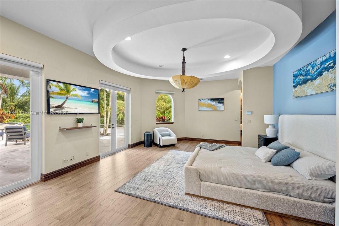 Active With Contract: $2,650,000 (4 beds, 5 baths, 5965 Square Feet)