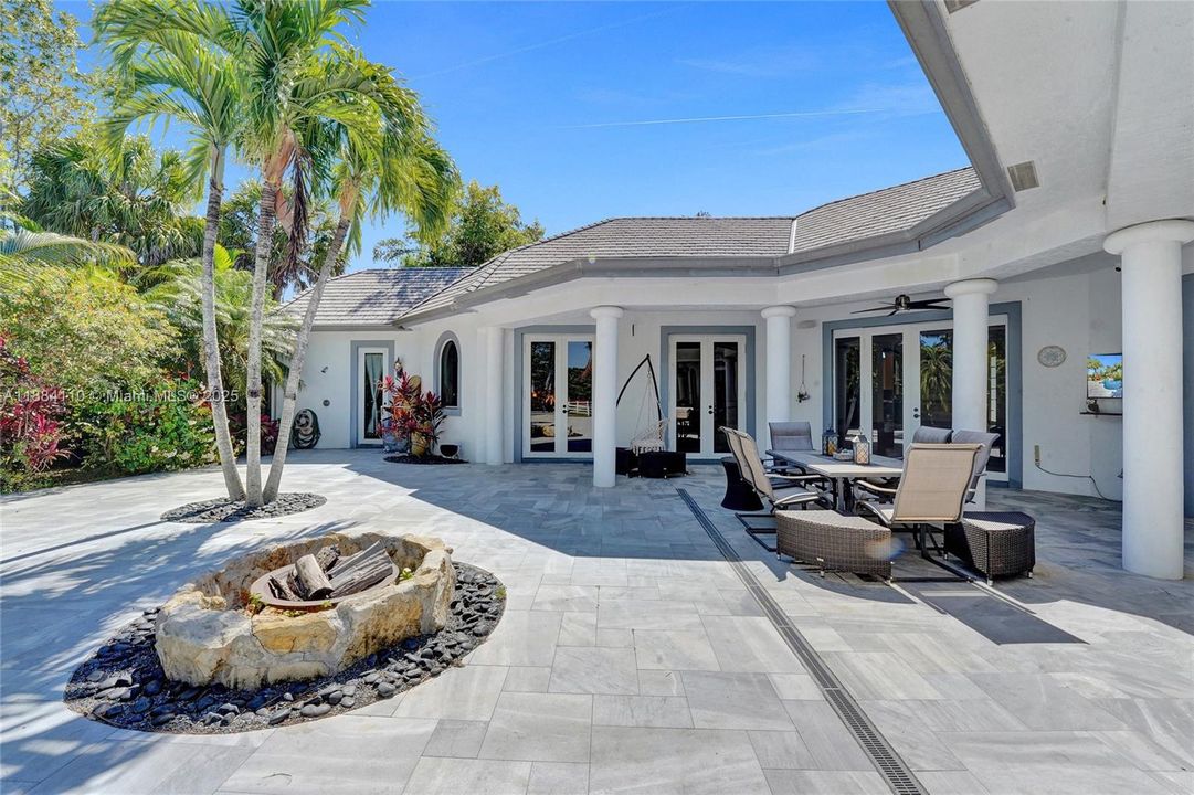 Active With Contract: $2,650,000 (4 beds, 5 baths, 5965 Square Feet)