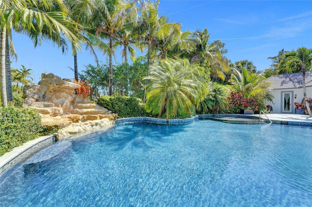 Active With Contract: $2,650,000 (4 beds, 5 baths, 5965 Square Feet)