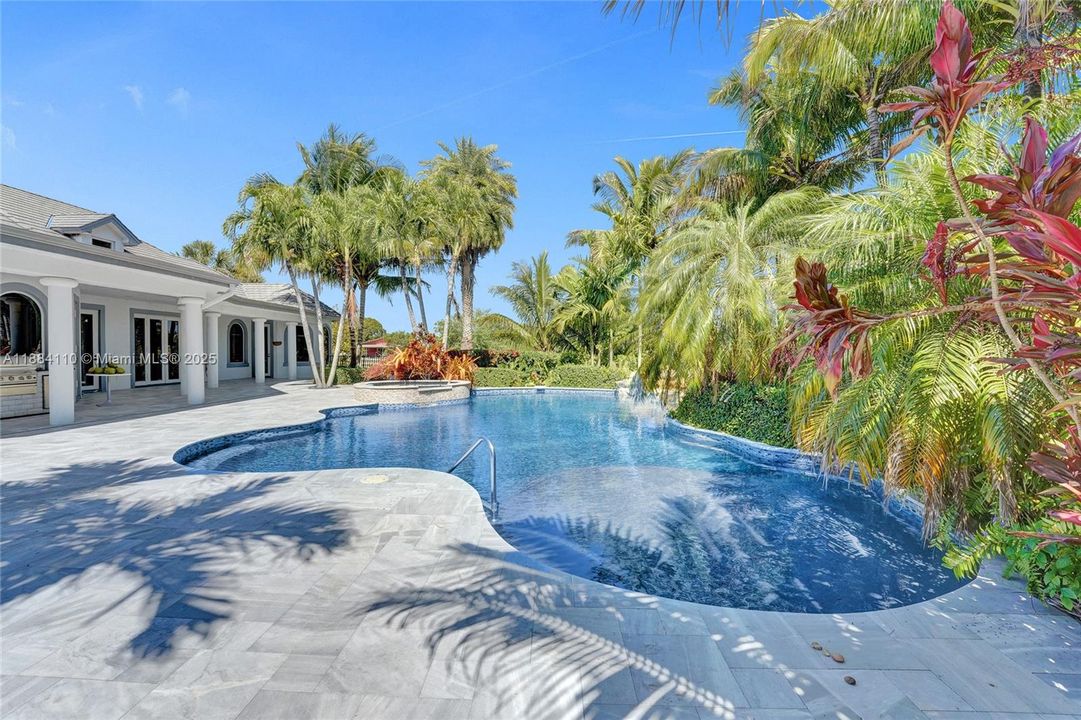 Active With Contract: $2,650,000 (4 beds, 5 baths, 5965 Square Feet)