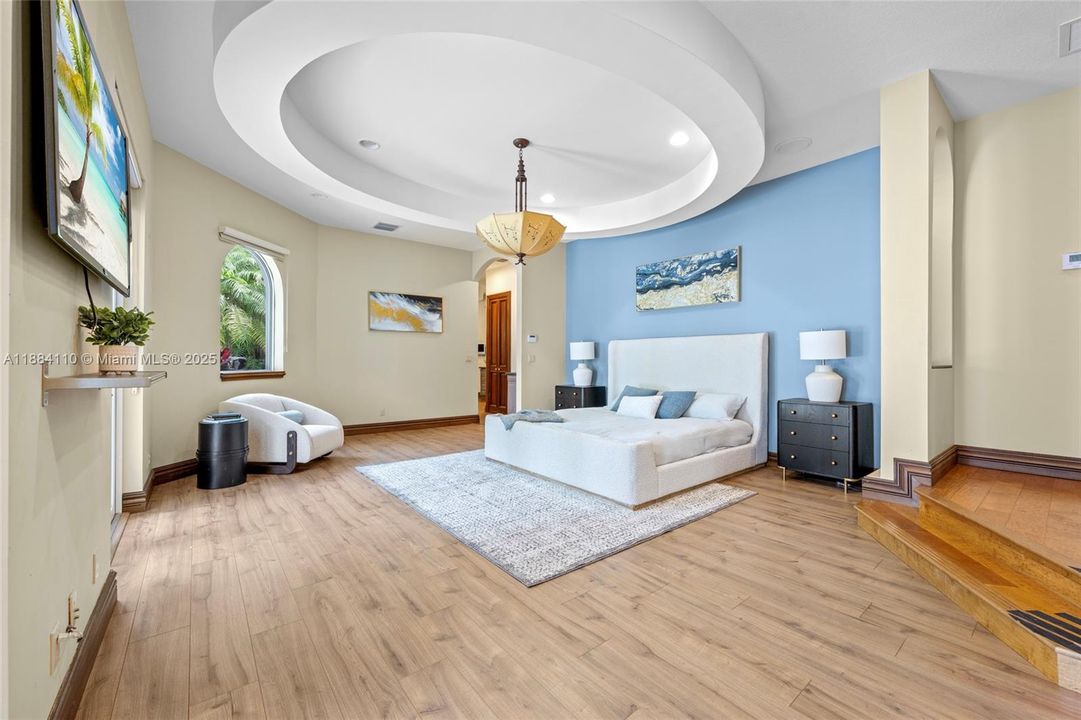 Active With Contract: $2,650,000 (4 beds, 5 baths, 5965 Square Feet)