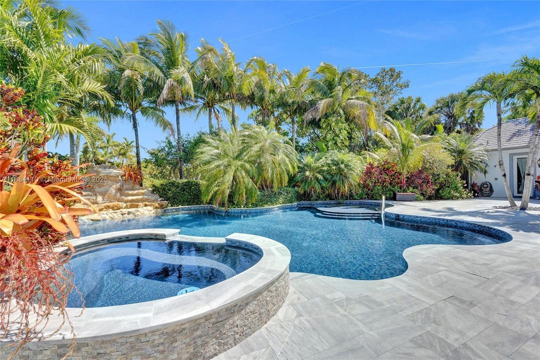 Active With Contract: $2,650,000 (4 beds, 5 baths, 5965 Square Feet)