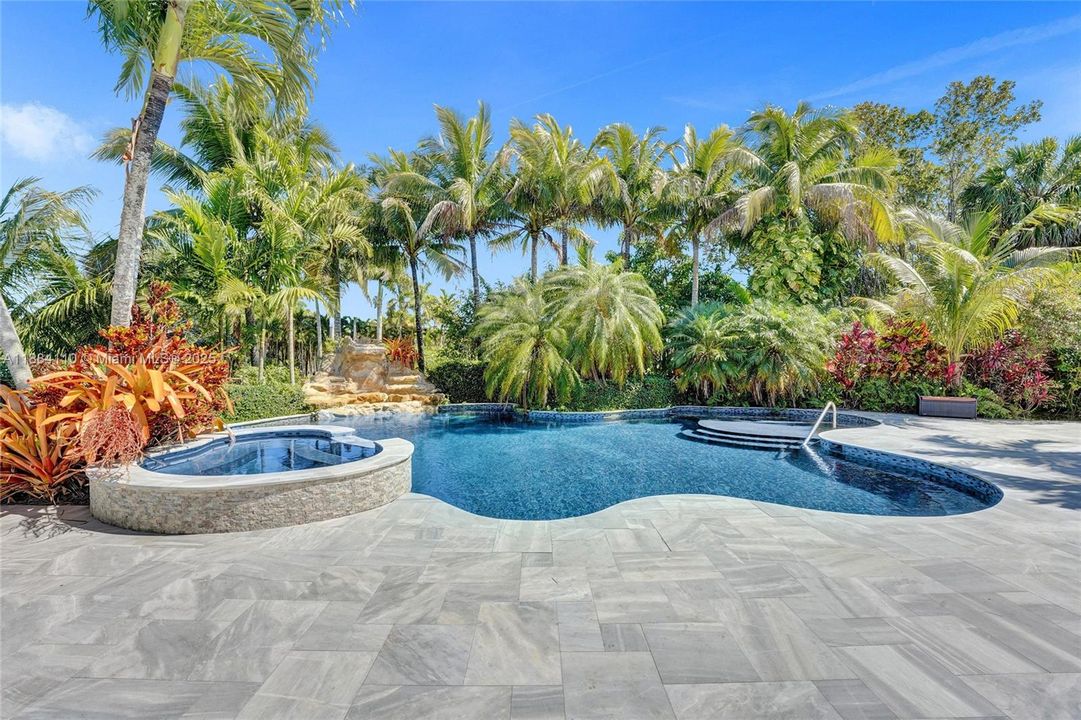 Active With Contract: $2,650,000 (4 beds, 5 baths, 5965 Square Feet)