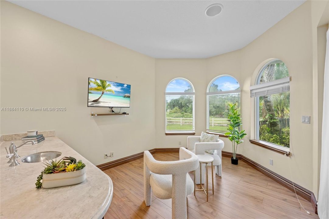 Active With Contract: $2,650,000 (4 beds, 5 baths, 5965 Square Feet)