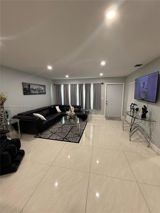 Activo con contrato: $369,000 (2 camas, 2 baños, 960 Pies cuadrados)