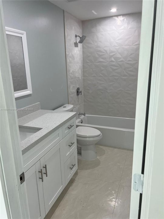 Activo con contrato: $369,000 (2 camas, 2 baños, 960 Pies cuadrados)