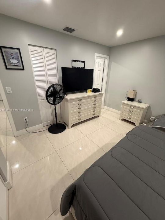 Activo con contrato: $369,000 (2 camas, 2 baños, 960 Pies cuadrados)