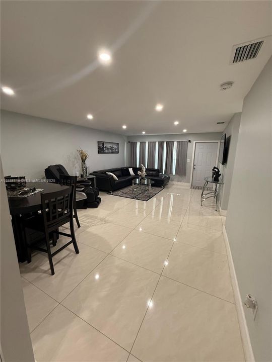 Activo con contrato: $369,000 (2 camas, 2 baños, 960 Pies cuadrados)