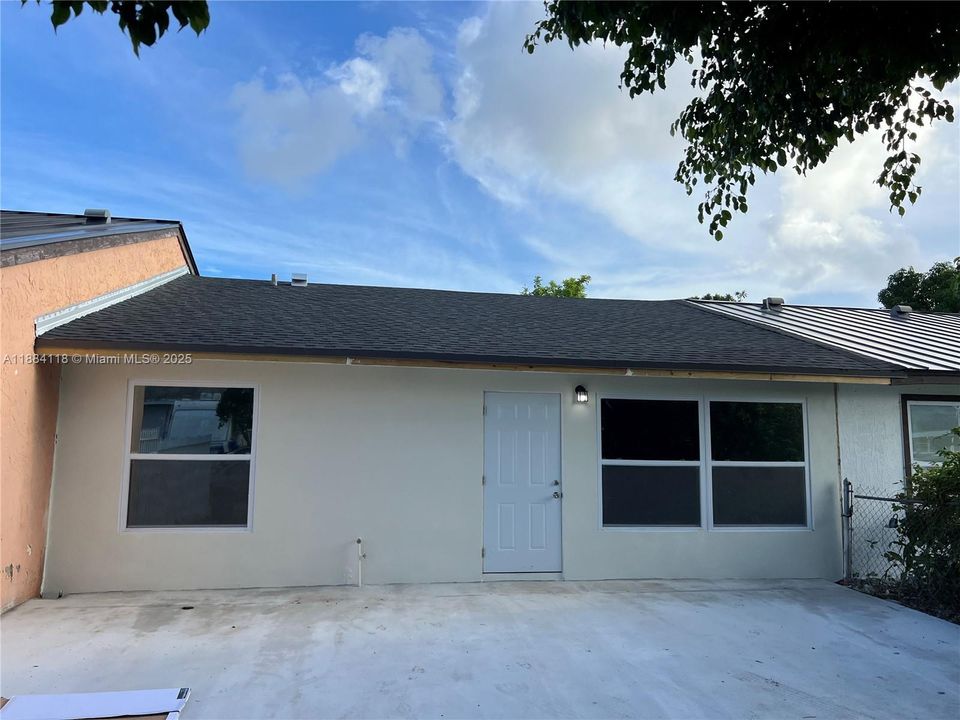 Activo con contrato: $369,000 (2 camas, 2 baños, 960 Pies cuadrados)