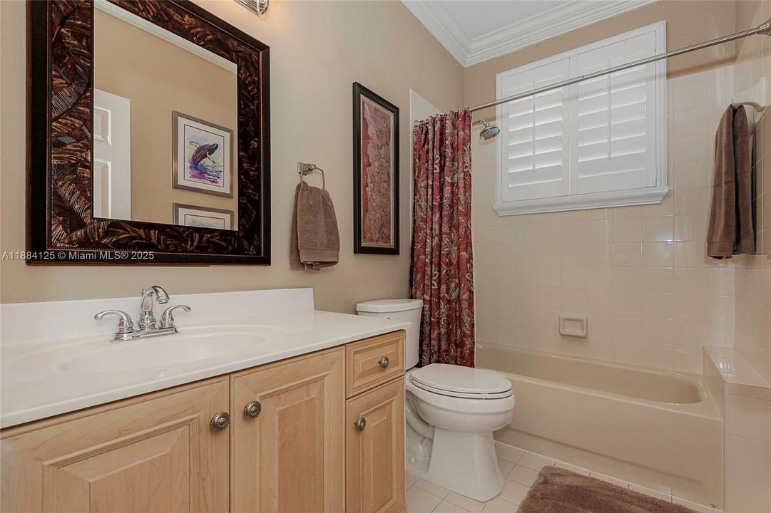 合同活跃: $1,097,995 (5 贝兹, 3 浴室, 2780 平方英尺)