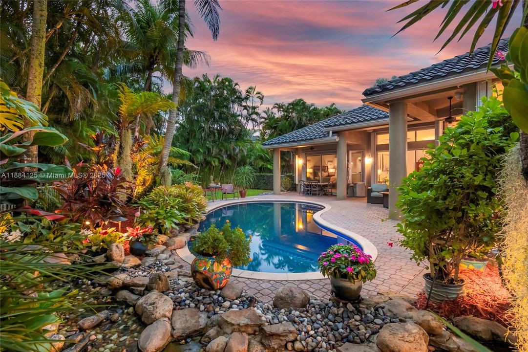 合同活跃: $1,097,995 (5 贝兹, 3 浴室, 2780 平方英尺)