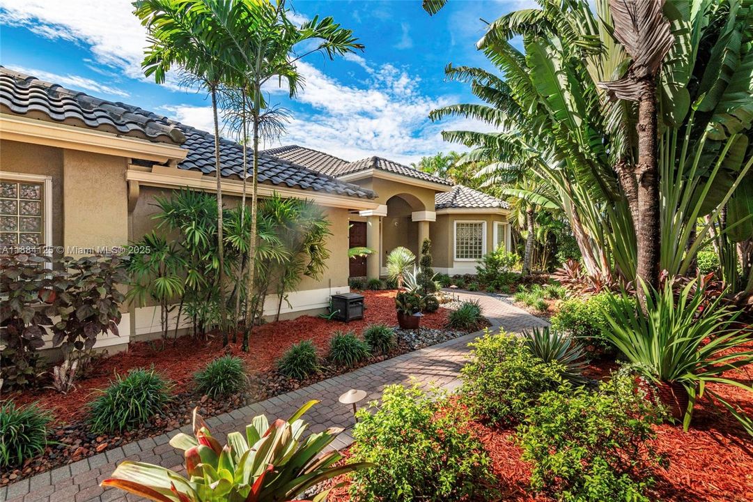 合同活跃: $1,097,995 (5 贝兹, 3 浴室, 2780 平方英尺)