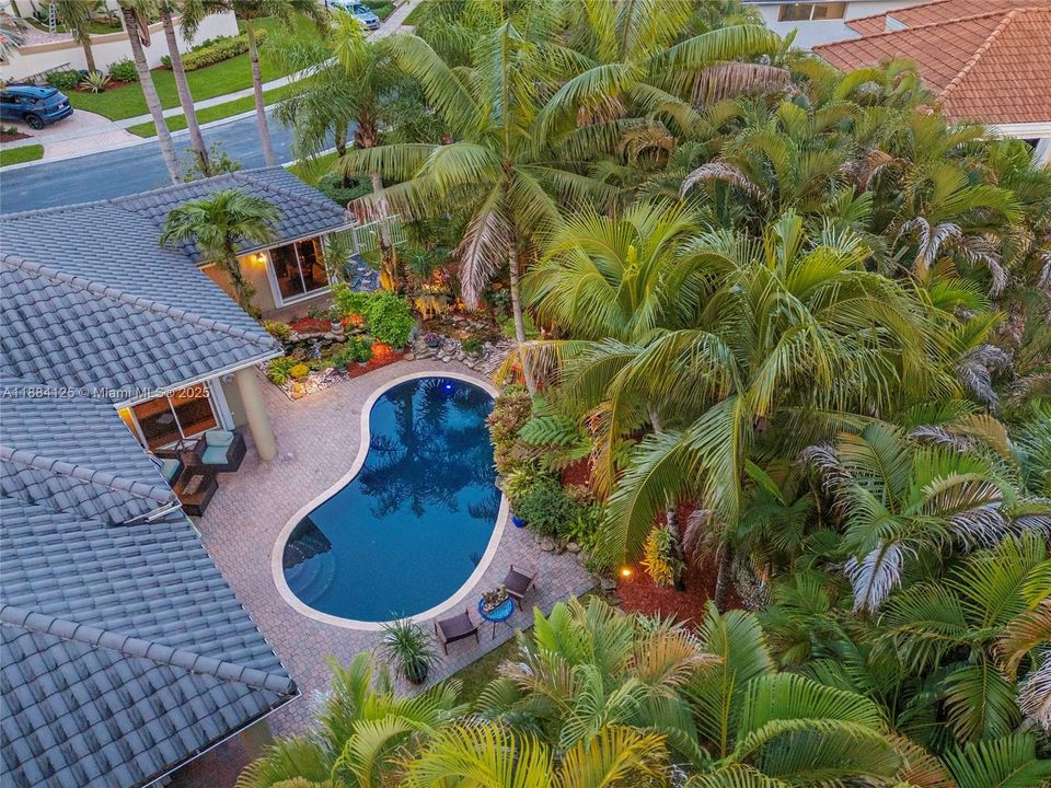 合同活跃: $1,097,995 (5 贝兹, 3 浴室, 2780 平方英尺)