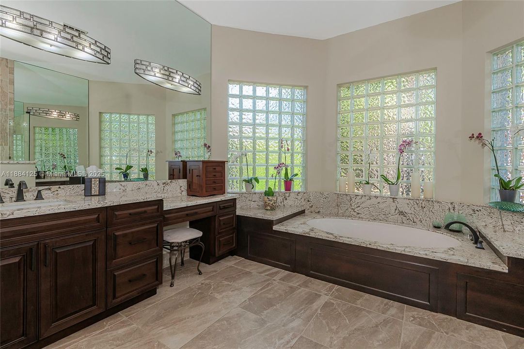 合同活跃: $1,097,995 (5 贝兹, 3 浴室, 2780 平方英尺)