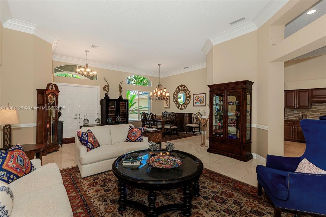 合同活跃: $1,097,995 (5 贝兹, 3 浴室, 2780 平方英尺)