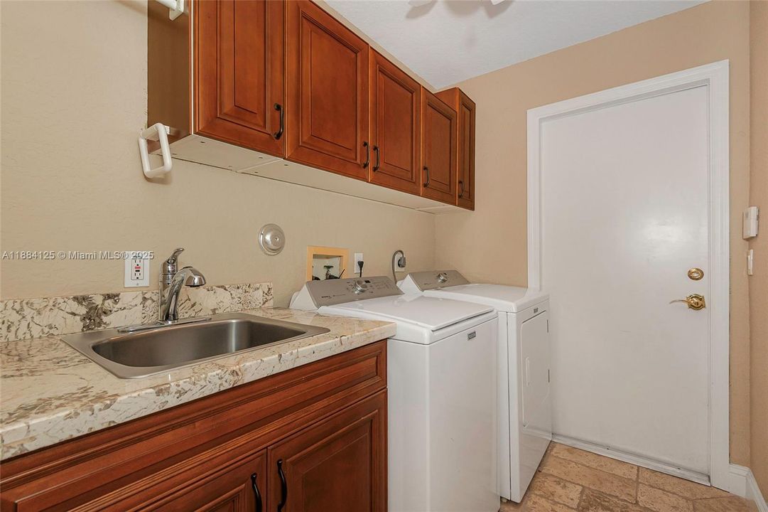 合同活跃: $1,097,995 (5 贝兹, 3 浴室, 2780 平方英尺)