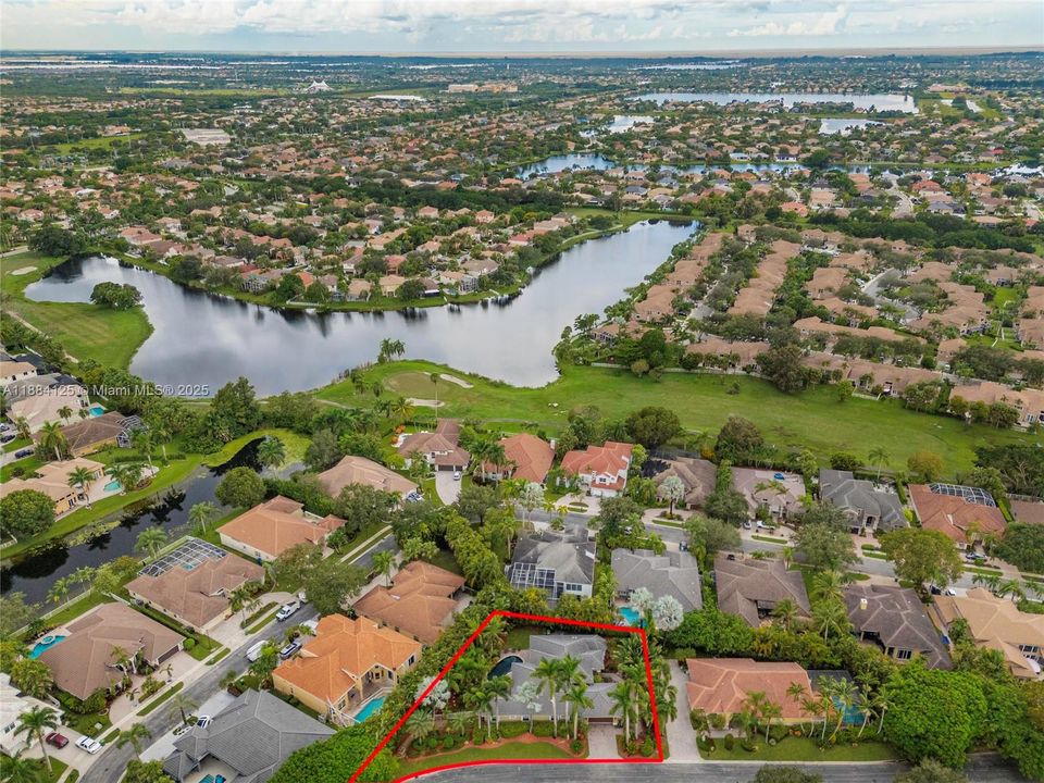 合同活跃: $1,097,995 (5 贝兹, 3 浴室, 2780 平方英尺)