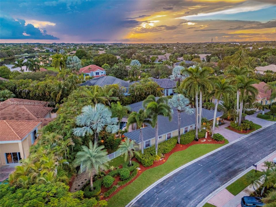 合同活跃: $1,097,995 (5 贝兹, 3 浴室, 2780 平方英尺)