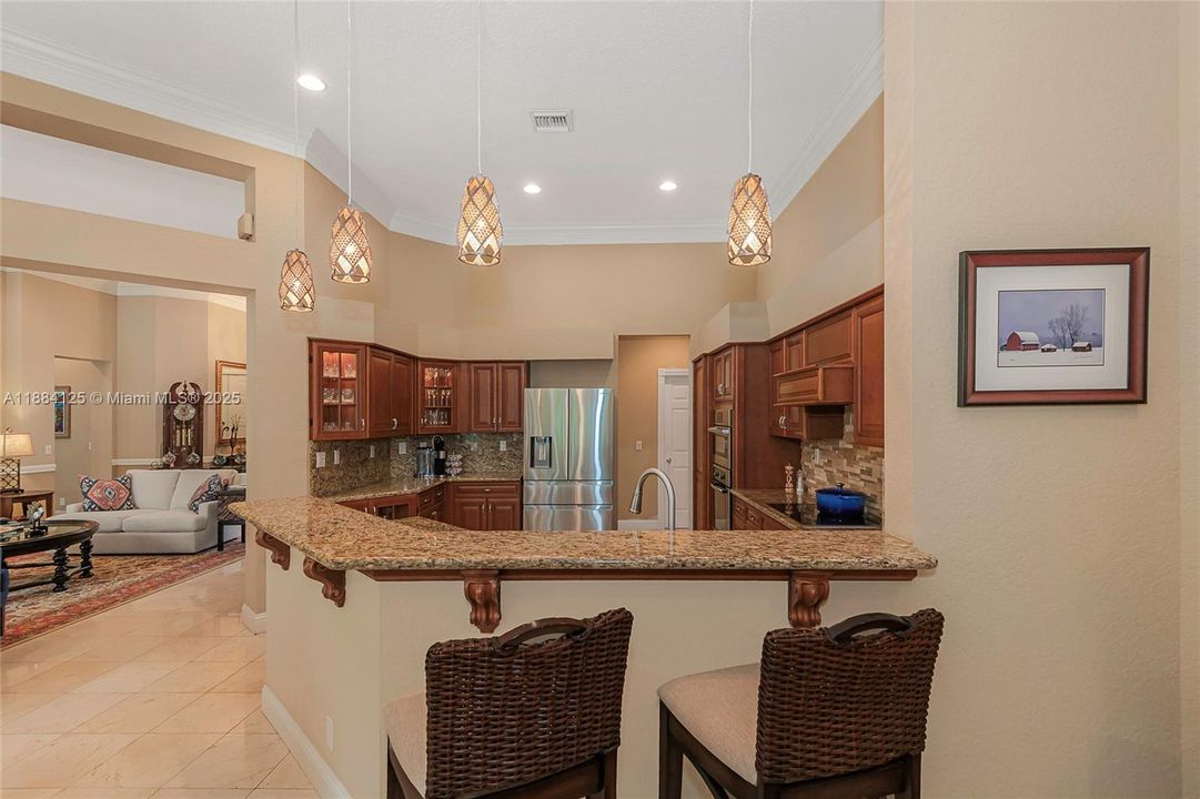 合同活跃: $1,097,995 (5 贝兹, 3 浴室, 2780 平方英尺)