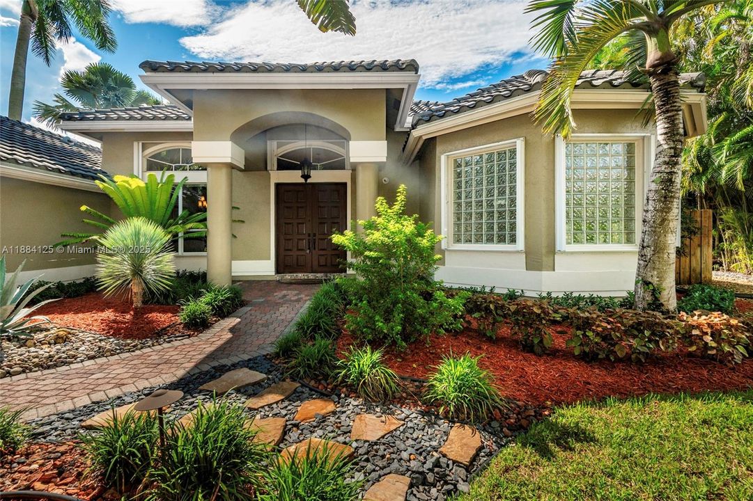 合同活跃: $1,097,995 (5 贝兹, 3 浴室, 2780 平方英尺)