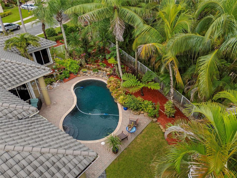 合同活跃: $1,097,995 (5 贝兹, 3 浴室, 2780 平方英尺)