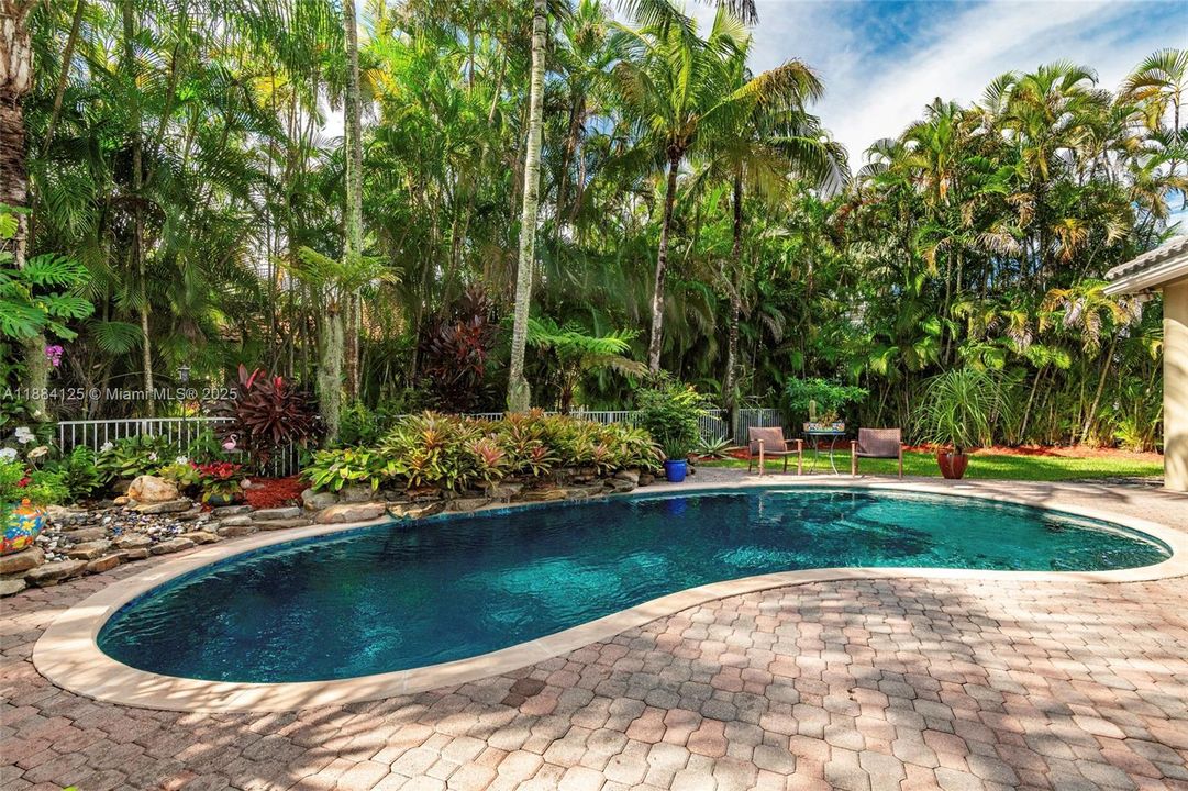 合同活跃: $1,097,995 (5 贝兹, 3 浴室, 2780 平方英尺)