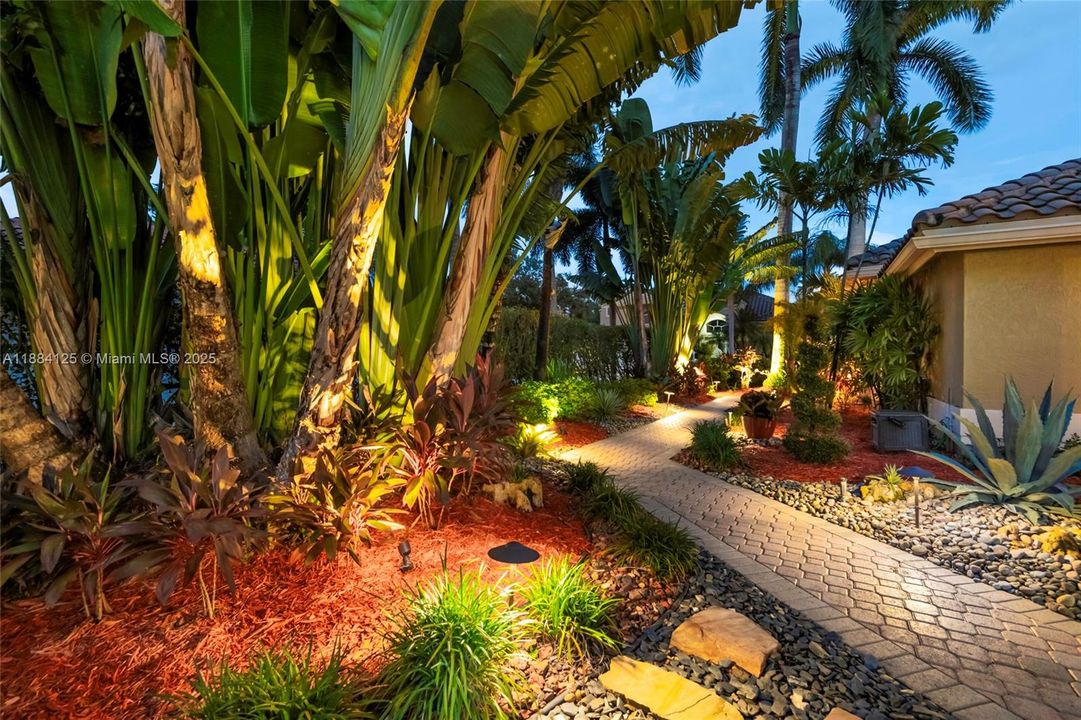 合同活跃: $1,097,995 (5 贝兹, 3 浴室, 2780 平方英尺)