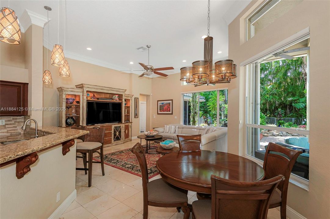 合同活跃: $1,097,995 (5 贝兹, 3 浴室, 2780 平方英尺)